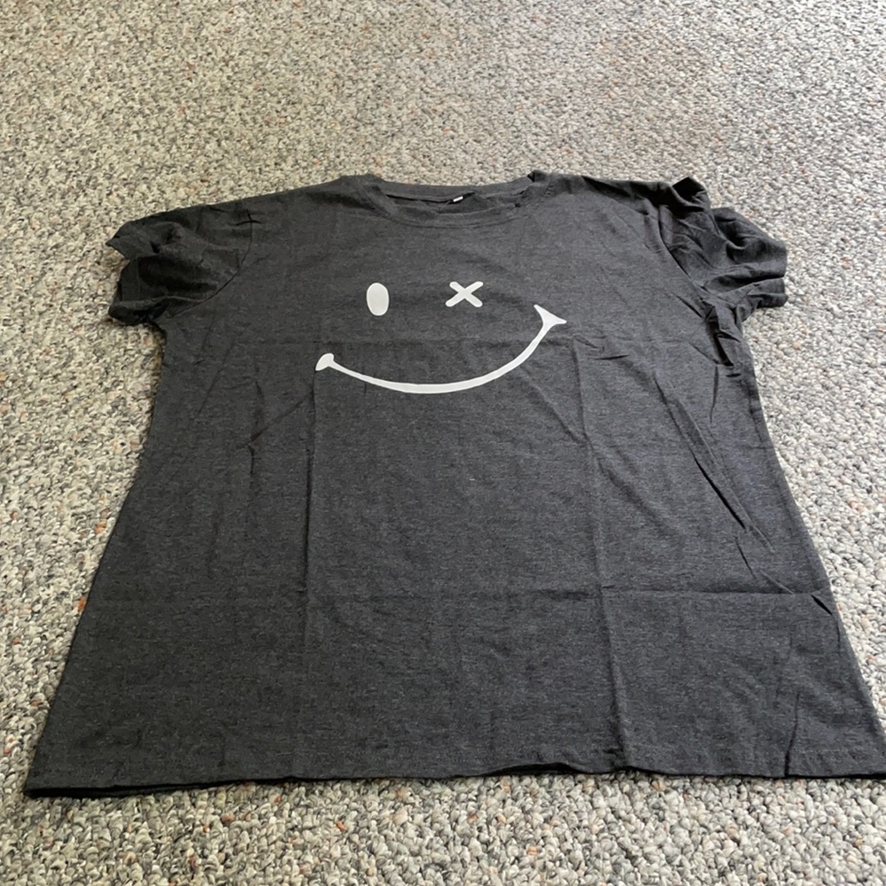 Men’s smiley face gray t-shirt